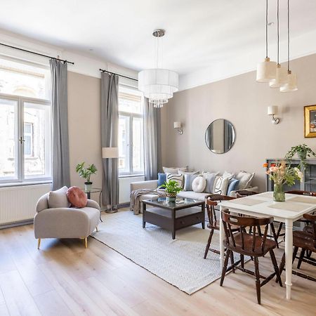 Charming Central Dream Home & Retreat By Prestige Homes ブダペスト エクステリア 写真